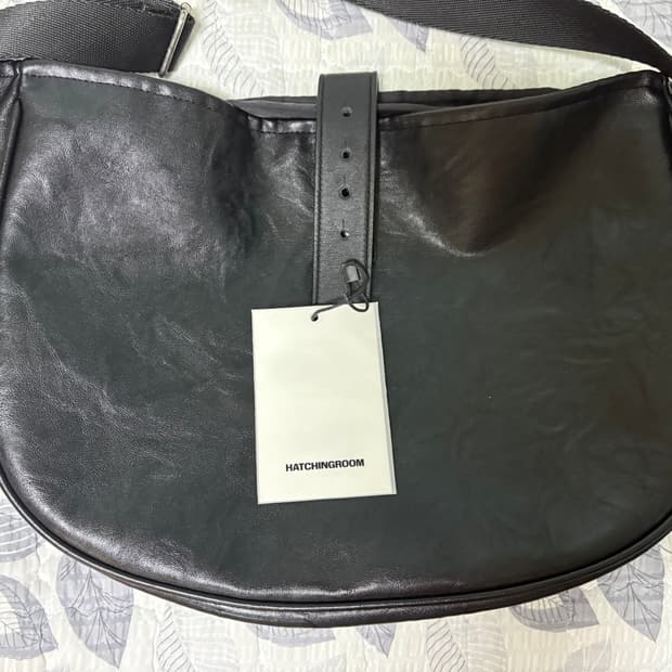 해칭룸 Wavy Bag Middle Vegan Leather Black