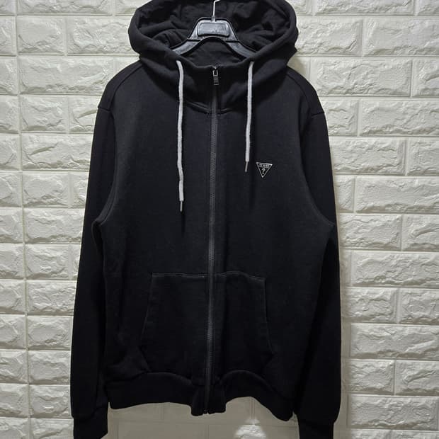 게스 시그니처 역삼각 메탈로고 스웻 후드집업 100