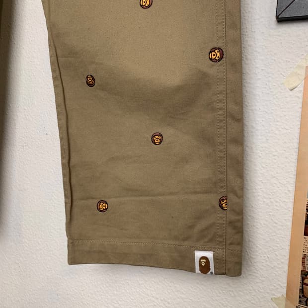 베이프 마일로 자수 치노팬츠