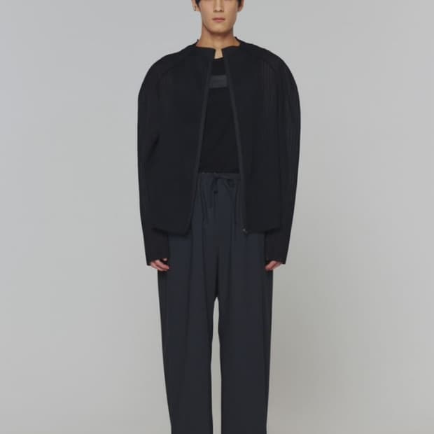 아모멘토 플리츠 집업