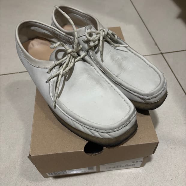 [265] 클락스 왈라비 누벅가죽 화이트  