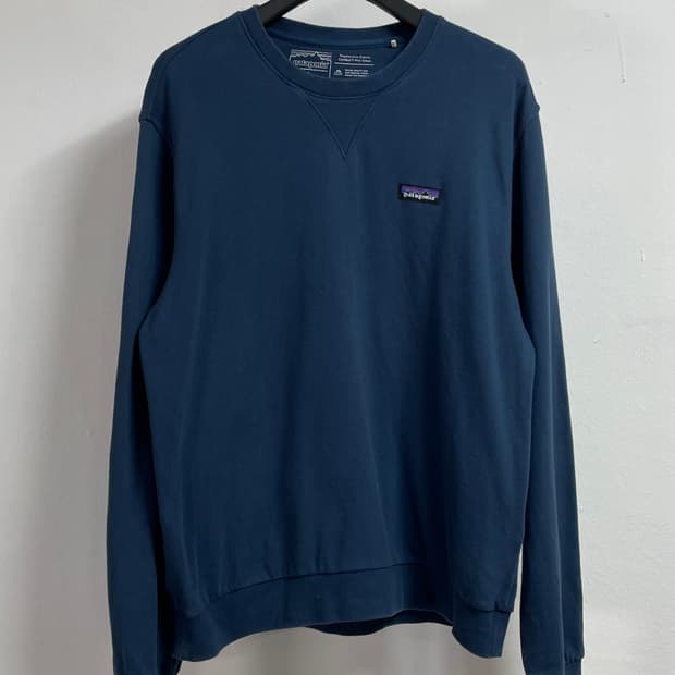 파타고니아 로고 라운드 맨투맨 (on.338 )  