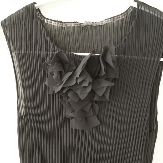 pleated sleeveless
