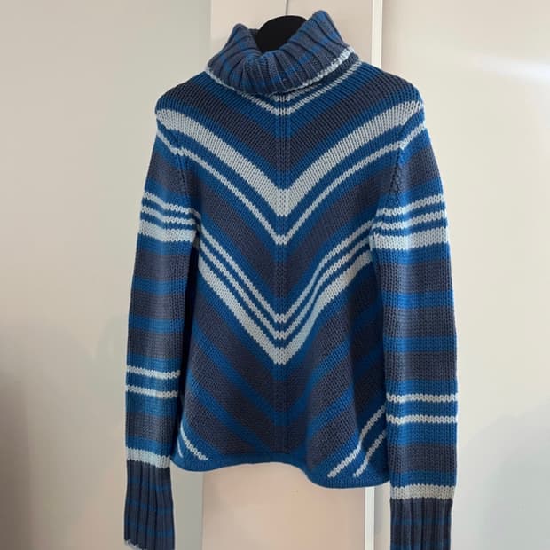 GAP sweater