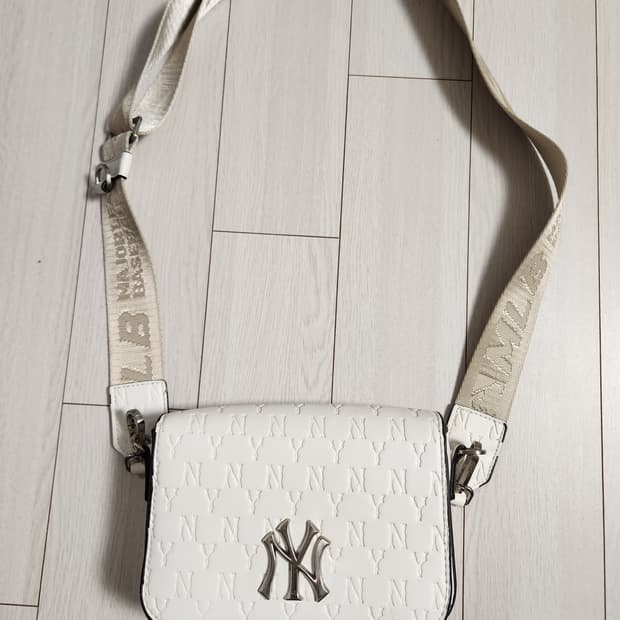 MLB 모노그램 엠보 미니 크로스백

여러 중고사이트에도 같이 판매하고 