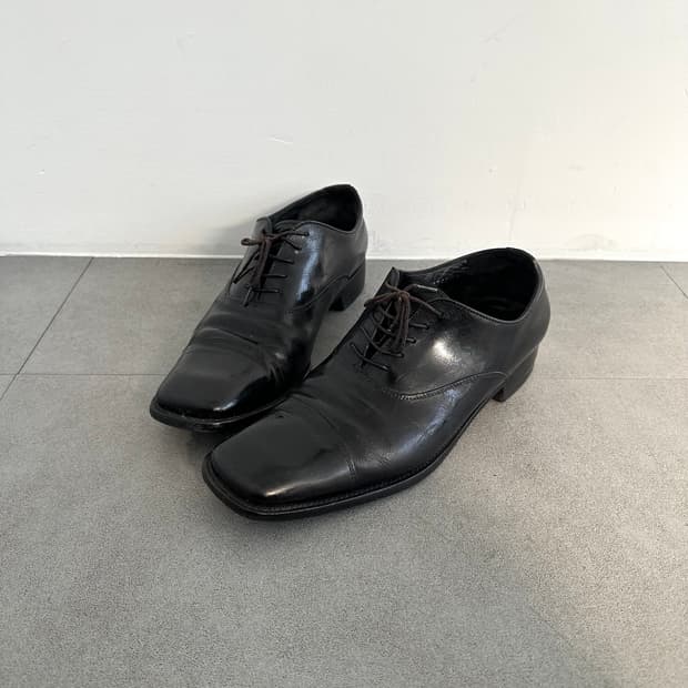 프라다 아카이브 스퀘어토 블랙 레더 더비슈즈