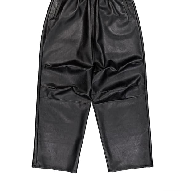 yyyy 블랙 레더 트랙 팬츠 구합니다