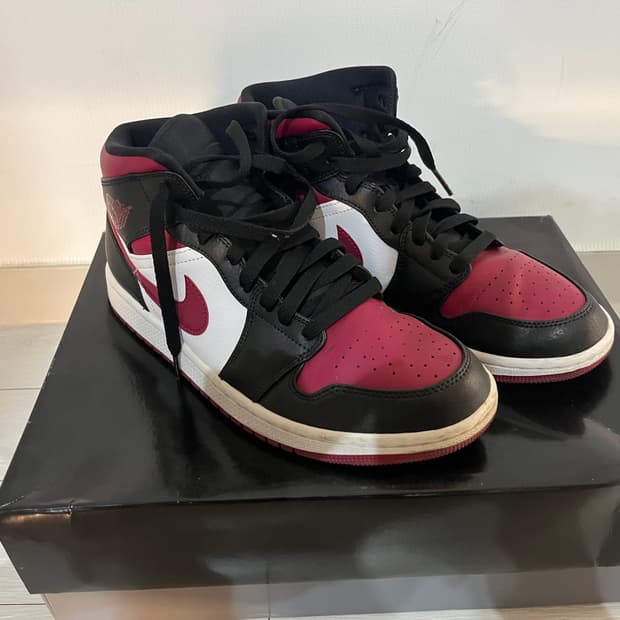 나이키 조던1 미드 노블레드