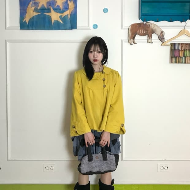 자켓을 벗으면 드러나는 또 다른 결, 차분하게 이어지는 무드:)