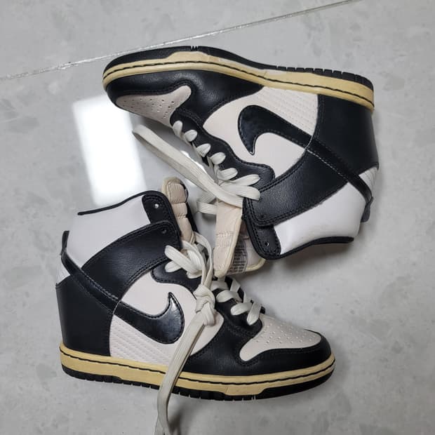 나이키 범고래 하이 220사이즈 새제품급이나 중창변색있음 
