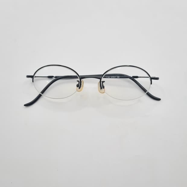 데드스탁  블랙 반무테 타원형 안경테  1569