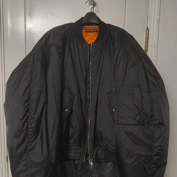 발렌시아가 스테로이드 봄버 52