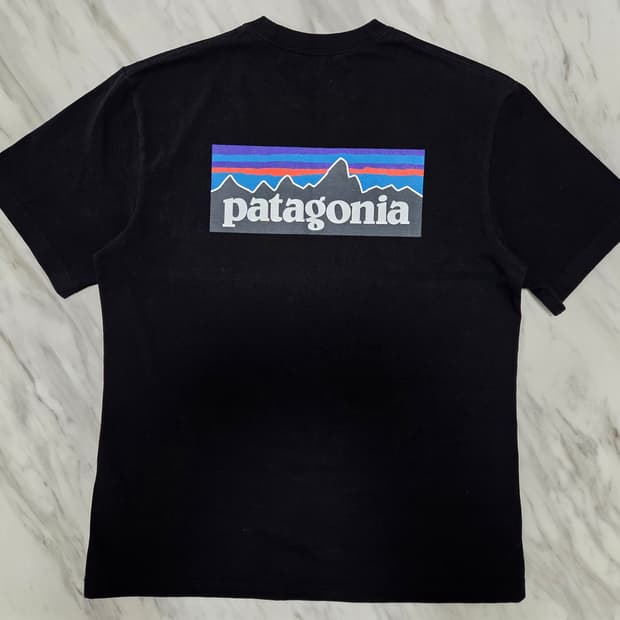 파타고니아 블랙 프린트 반팔 티셔츠 