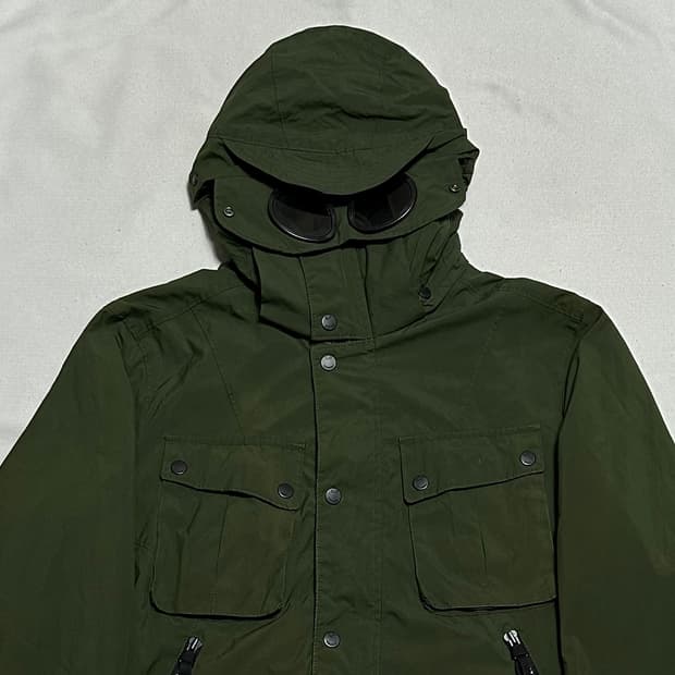 105 C.P. 컴퍼니 카키 고글 바람막이 자켓