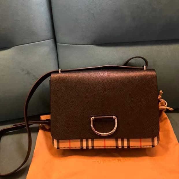 버버리 미디엄 빈티지 체크 가죽 D링 백 블랙