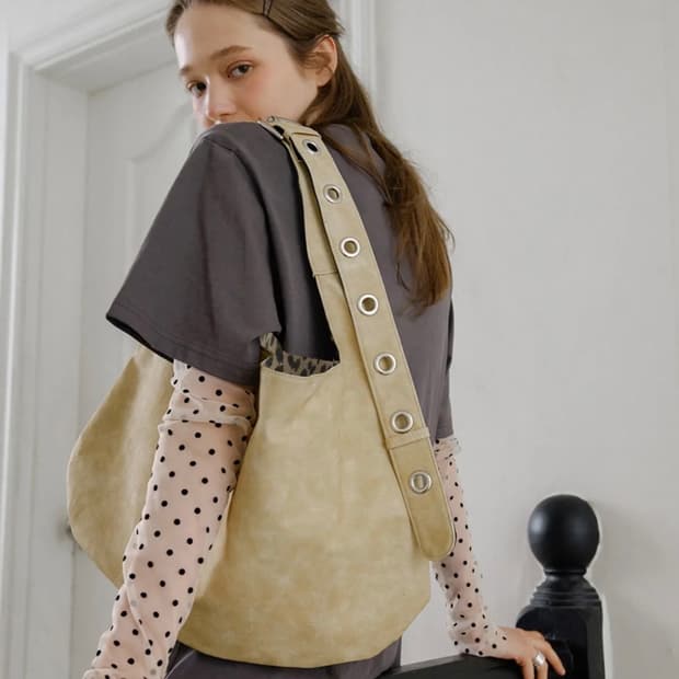 레터리 BUCKLE REVERSIBLE SHOULDER BAG