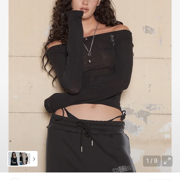 힐다 커브 버튼 오프숄더 티