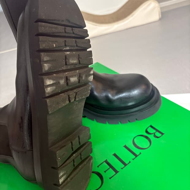 보테가 러그 부츠 275 사이즈 판매합니다 새상품급 박스랑 다있음