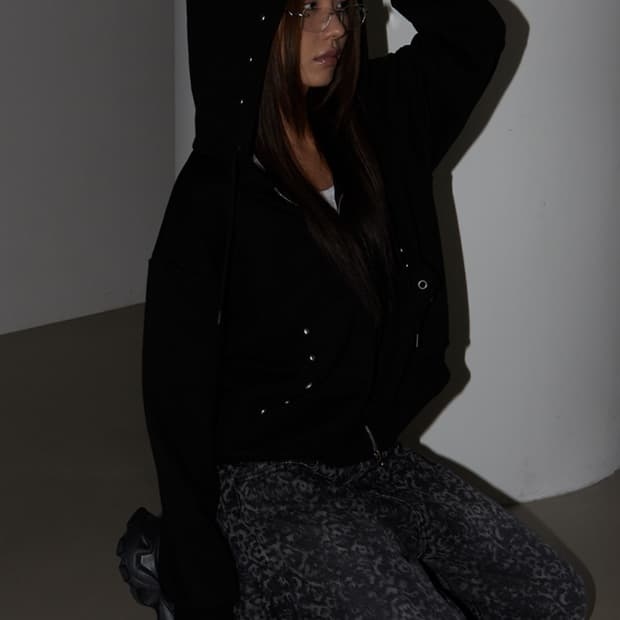 런츠 KEYS STUDDED HOODIE