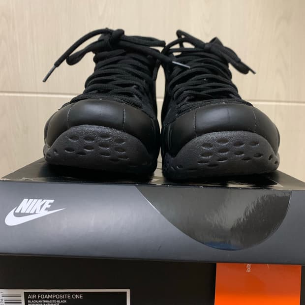 나이키 에어 폼포짓 원 블랙 앤트러사이트