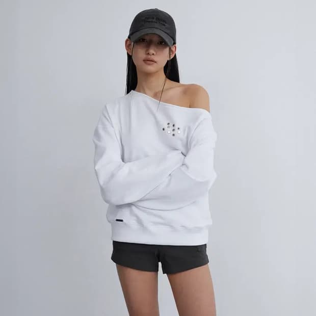 이네기 원숄더 리벳 스웻셔츠 화이트