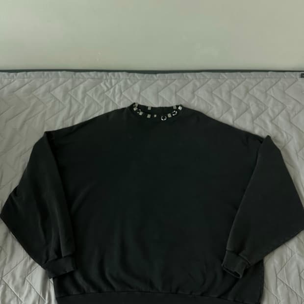 발렌시아가 피어싱 맨투맨