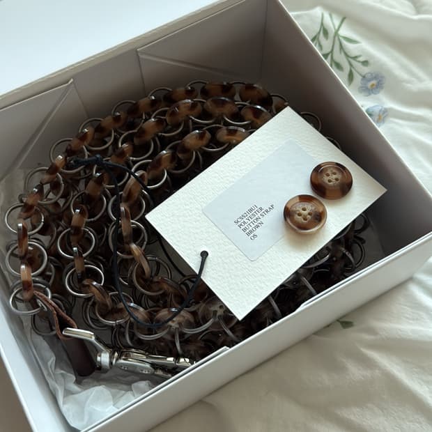 스테판쿡 버튼 스트랩 브라운