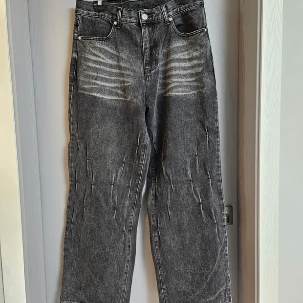 노매뉴얼 스티치 워싱 블랙 데님 팬츠