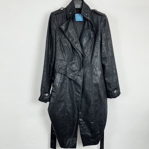 DOHO Snakeskin-Effect Glossy Belted Coat