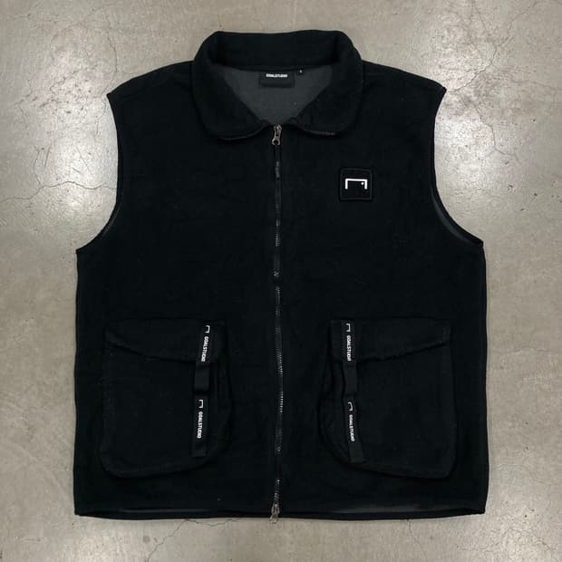 골스튜디오 블랙 컬러 스몰 로고 플리스 베스트