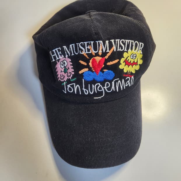 더뮤지엄비지터 존버거맨 볼캡