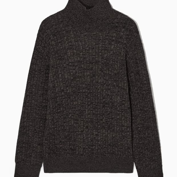 [코스] 아란 니트 메리노울 터틀넥 스웨터