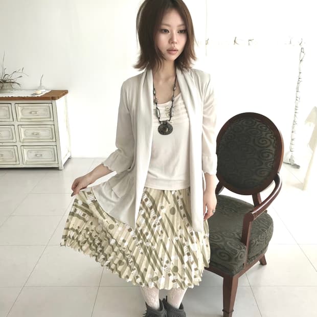 Set 아이보리 버튼 탑 & 플리츠 도트 패턴 미디스커트