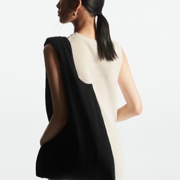 코스(COS) 플리츠 토트백