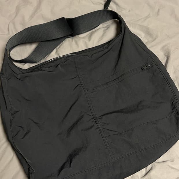 슬라우치 나일론 메신저백 다크네이비