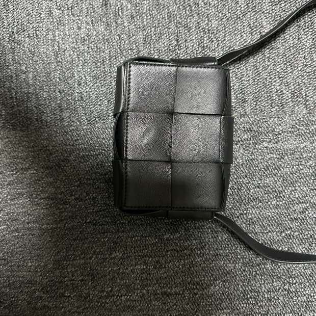 보테가베네타 미니 카세트백 블랙