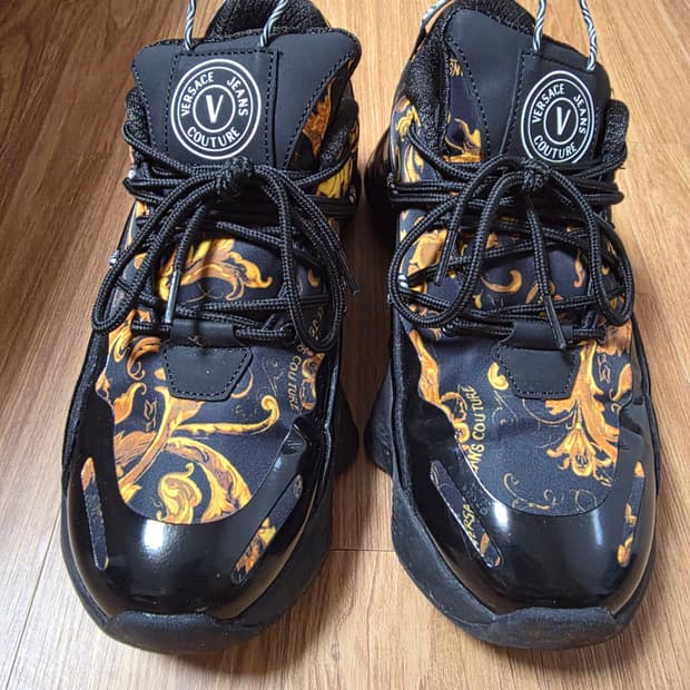 블랙/골드 색상의 베르사체 25FW 스니커즈