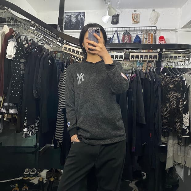 Yankees 로고디테일 헨리넥 맨투맨