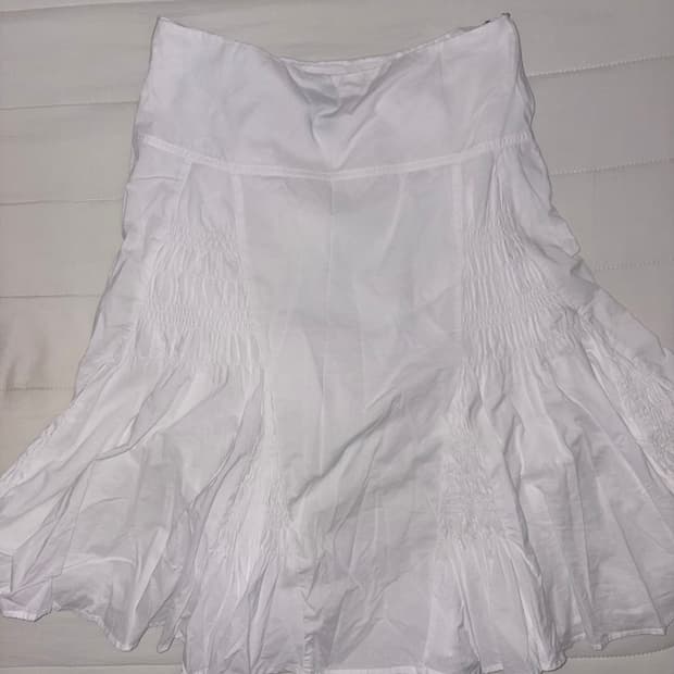 화이트 프릴 미디 스커트