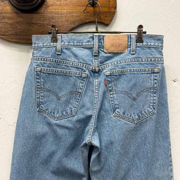 32.5) 00s Levi’s 550 Relaxed Fit Husky J