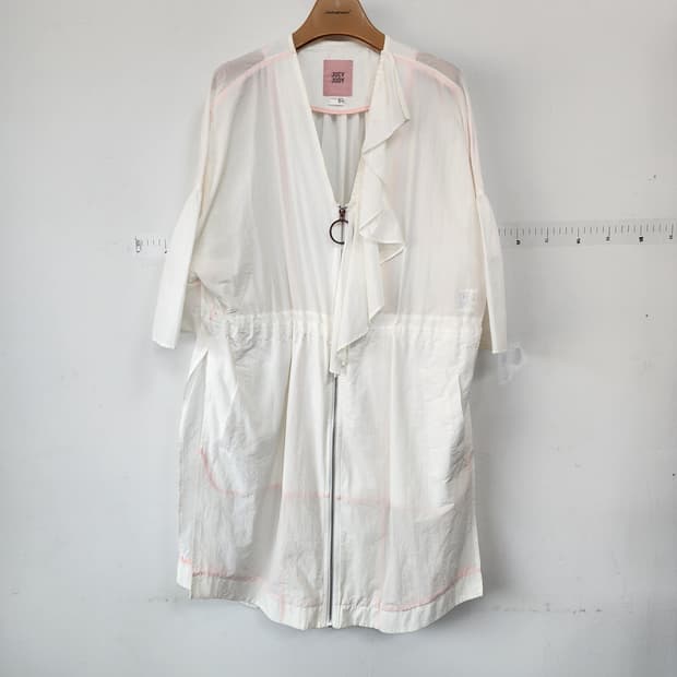 쥬시쥬디 화이트 롱 셔츠형 자켓