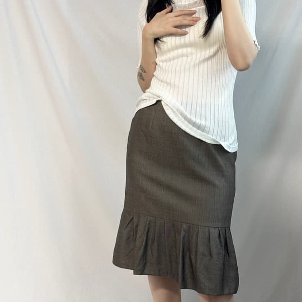 러플 넥 하프 슬리브 탑