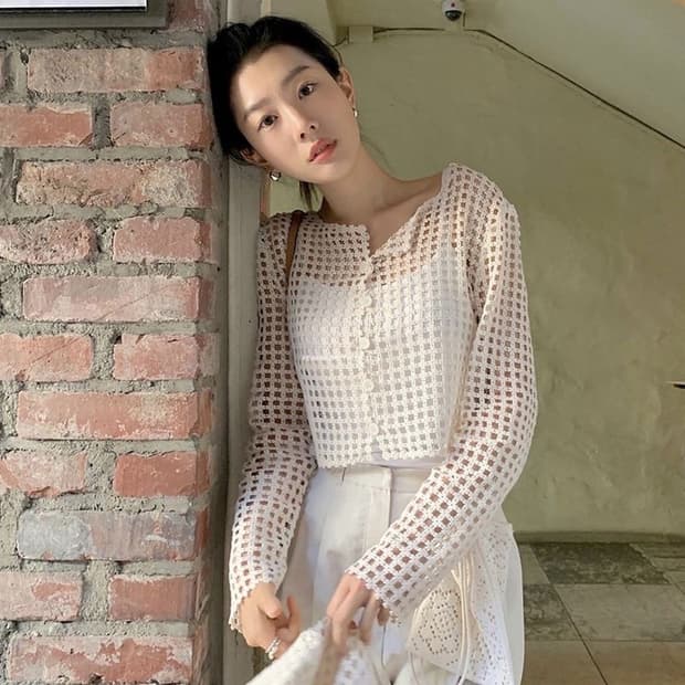 AMOMENTO 아모멘토 펀칭 플라워 크롭 가디건
