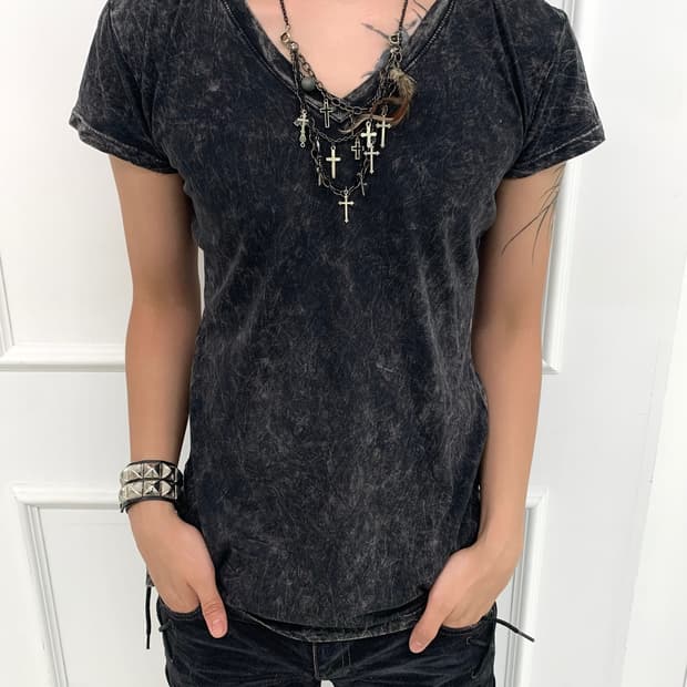 Slim- fit stone wash v-neck t shirt 