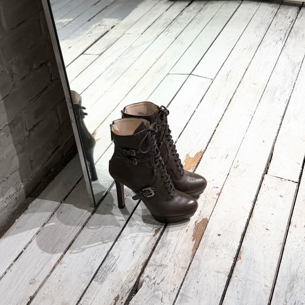 프라다 카키 레더 레이스업 플랫폼 앵클부츠