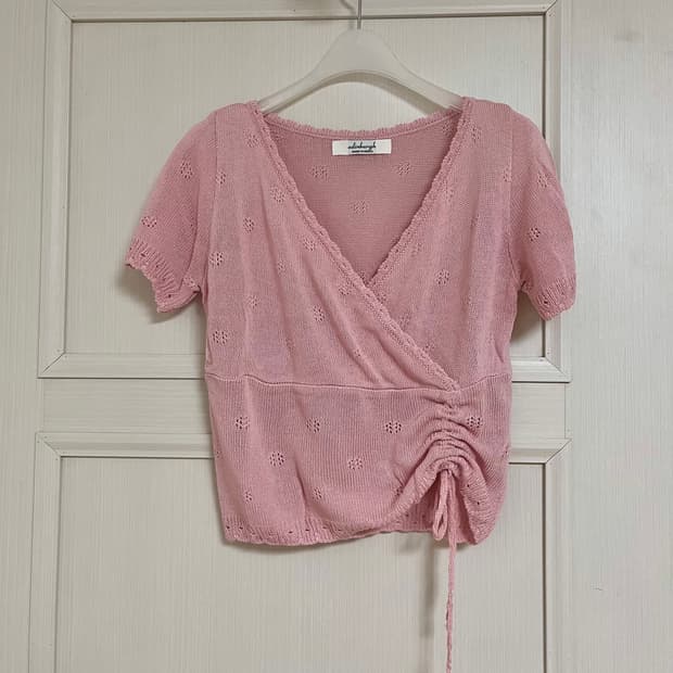 에딘버러 핑크 펀칭 랩 니트 크롭 가디건