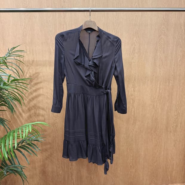 타임 포스트모던 러플 디테일 랩 스타일 플레어 미디 원피스 차콜