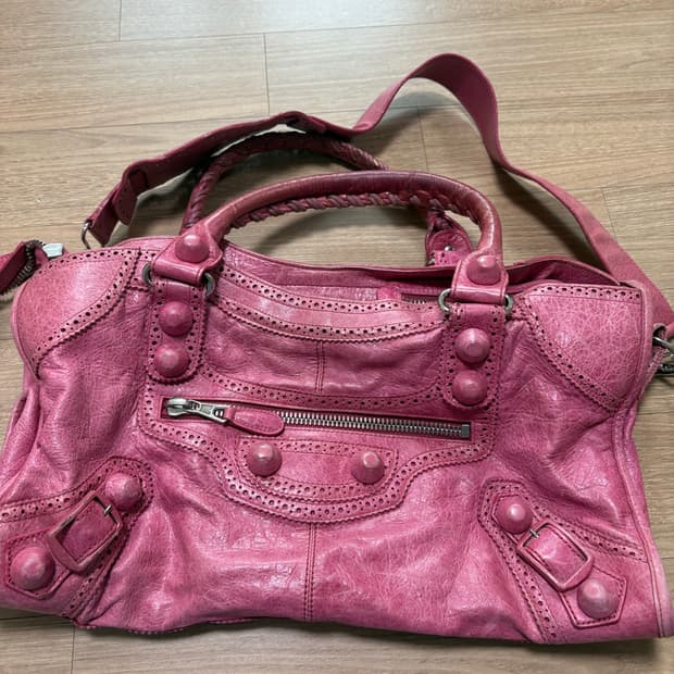 발렌시아가 모터백 M