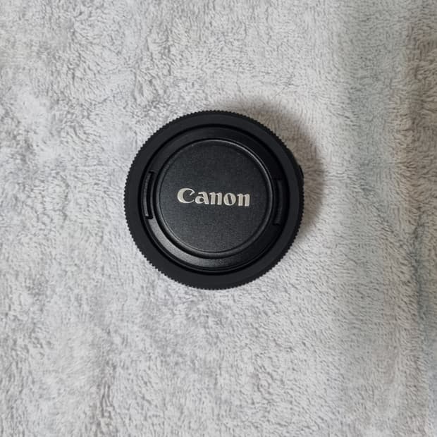 캐논 디지털 카메라 40mm f2.8 팬케이크 렌즈 팝니다.