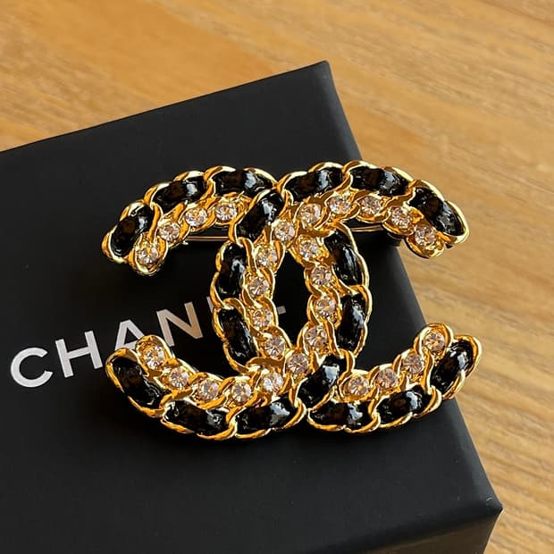 샤넬 정품 업사이클링 cc로고 레더 브로치